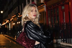 Κατερίνα Καινούργιου | Το μανικιούρ της είναι στην classy γήινη απόχρωση που κλείνει το μάτι στις τάσεις της μόδας