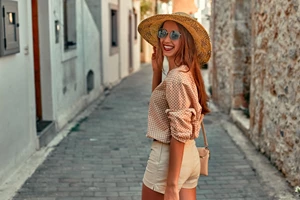 Η Μαριέττα Χρουσαλά και η Καλομοίρα φόρεσαν τα πιο κομψά μπικίνι σε έντονα χρώματα - εικόνα 2