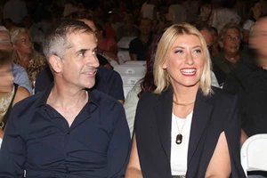 Η Σία Κοσιώνη με sneakers στο κεντρικό δελτίο ειδήσεων: "Πονάνε τα παλικάρια;"