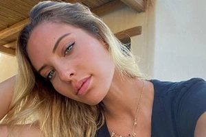 Σπάνια εμφάνιση για την Εύη Αδάμ | Εντυπωσιακή με total black look στα 51 της