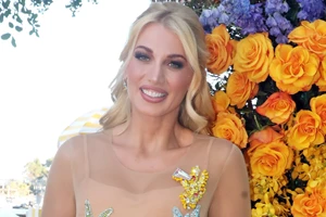 Κωνσταντίνα Σπυροπούλου | Με mini navy blue φόρεμα στην Αθηναϊκή Ριβιέρα - εικόνα 4