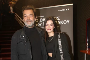 Πανέμορφο παρανυφάκι η 9χρονη Τζένη Καζάκου | Με πριγκιπικό φόρεμα στον γάμο του πατέρα της, Κωνσταντίνου Καζάκου με την Ιωάννα Μουρτζούκου - εικόνα 3