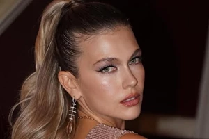 Κλέλια Ανδριολάτου | Η οικολογική γούνα της είναι το ζεστό πανωφόρι στο χρώμα που σίγουρα πρέπει να έχεις στη συλλογή σου