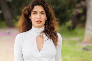 Αυτό το midi denim φόρεμα από τα Marks & Spencer είναι το απόλυτο fashion piece για άνετες εμφανίσεις