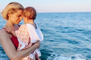 Η Νάντια Μπουλέ με τη μικρή Σεμέλη στο πρώτο τους ταξίδι στο εξωτερικό