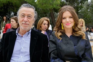 Η Κιμ Κίλιαν με το απόλυτο μίνι φόρεμα που τόνιζε τα καλλίγραμμα πόδια της - εικόνα 2