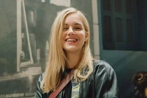 Νατάσα Εξηνταβελώνη | Με πράσινο shirt dress στην αγορά του Μαρόκο