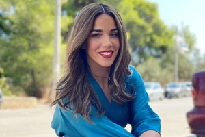 Η Κατερίνα Στικούδη ποζάρει με μαγιό και είπε μια μεγάλη αλήθεια για τα Χριστούγεννα - εικόνα 2