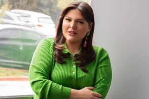 Το μπορντό φόρεμα της Δανάης Μπάρκα είναι από τη Marks & Spencer και είναι η πιο chic επιλογή για την άνοιξη