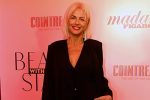 3 διαχρονικοί τρόποι για να φορέσεις το τζιν παντελόνι αυτή την περίοδο - εικόνα 3