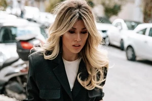 Κομψή στα χόνια | Η Βάσια Κωσταρά παραδίδει μαθήματα στιλ, υιοθετώντας την τάση του Après-Ski - εικόνα 3