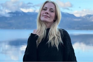 Ζέτα Μακρυπούλια | Η εμφάνιση σε τόνους του καφέ και η dressy λεπτομέρεια που έκανε τη διαφορά