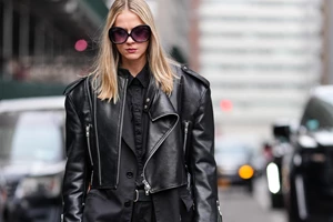 Αυτό το κλασικό ριγέ πλεκτό από τη Mango θα γίνει το αγαπημένο σου για την άνοιξη - εικόνα 2