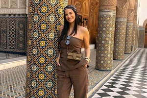 Χριστίνα Μπόμπα | Με casual mocha mousse σύνολο σε απόδραση στο Μαρακές