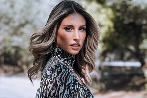 Νέα βραδινή έξοδος για τη Ρούλα Κορομηλά με αποκαλυπτικό see-through top