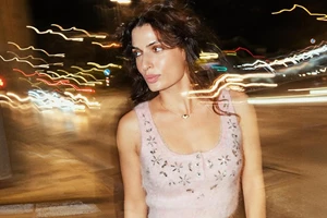 Η Κλέλια Ανδριολάτου με το διαχρονικό μαύρο φόρεμα που δεν πρέπει λείπει από τη συλλογή σου