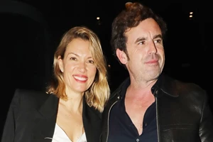 Ο Άγγελος Μπράτης ποζάρει με κόκκινα ψηλοτάκουνα πέδιλα