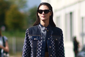 "The hug test" | Πώς θα καταλάβεις εάν το παλτό είναι πολύ μεγάλο ή μικρό για τη σιλουέτα σου