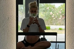 Η Βίκυ Κάβουρα αγκαλιά με την τριών εβδομάδων κόρη της | Η τρυφερή φωτογραφία