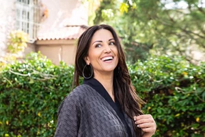 Σοφία Παυλίδου | Ηλιοκαμένη με σέξι μαύρο μπικίνι