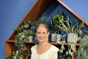 Η Δανάη Μιχαλάκη συνδύασε σε ένα casual σύνολο τα 5 απαραίτητα κομμάτια του φθινοπώρου - εικόνα 3