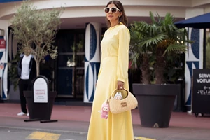 Το μίντι σατινέ φόρεμα που βλέπουμε παντού στο TikTok είναι σε έκπτωση