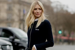 Αυτό το embellished denim παντελόνι από τη Zara είναι το ιδανικό κομμάτι για cool και glamorous εμφανίσεις αυτήν την περίοδο