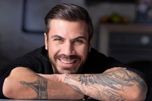 Ο Άκης Πετρετζίκης δέχεται "επίθεση" από τα παιδιά του | Η νέα φωτογραφία