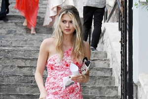 Η Αμαλία Κωστοπούλου μοιάζει με top model | Η εμφάνιση με μαύρο lingerie φόρεμα - εικόνα 2