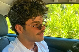 Ελένη Μενεγάκη | Ανοίγει για πρώτη φορά την κουζίνα του σπιτιού της - Με θέα στον κήπο και μοντέρνα έπιπλα