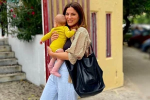 Η Μαίρη Συνατσάκη παίζει με την κόρη της, Ολίβια και είναι σίγουρο πως θα σε γυρίσει στα παιδικά σου χρόνια - εικόνα 2