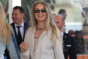 Αυτά είναι τα παντελόνια που θα σε πείσουν να πεις "όχι" στα τζιν σου φέτος το καλοκαίρι