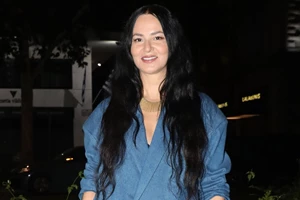 Ζενεβιέβ Μαζαρί | Η εμφάνισή της αποδεικνύει ότι τα tweed ρούχα είναι ιδανικά και για ένα festive look