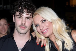 Με ξανθό ίσιο μαλλάκι και μαρινιέρα | Η Ελένη Μενεγάκη φωτογραφίζει τη μικρή Μαρίνα, αγκαλιά με τον Άγγελο Λάτσιο - εικόνα 2