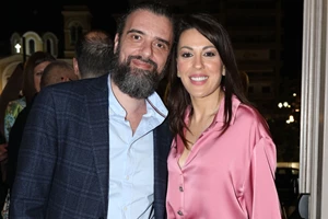 Σωτήρης Τσαφούλιας | Η αγκαλιά στην Άννα Μενενάκου μετά την πρεμιέρα της - εικόνα 5