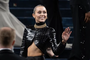 Met Gala 2025 | Η Zendaya εμπνεύστηκε από το νυφικό look της Bianca Jagger στα '70s - εικόνα 4