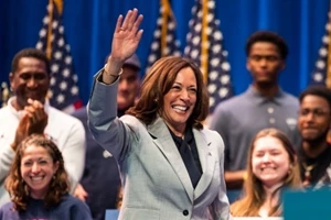 Melania Trump | Η εμφάνιση με ταγέρ στο πλευρό του Donald Trump στην πρώτη του ομιλία μετά τις εκλογές