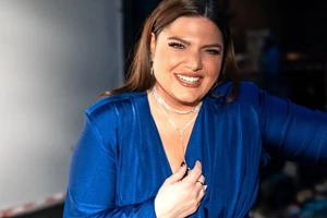 Το total white σύνολο της Δανάης Μπάρκα είναι η ιδανική πρόταση για εσένα που βαρέθηκες το μαύρο