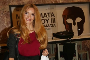Η Ιωάννα Παππά σε σπάνια δημόσια εμφάνιση στο θέατρο