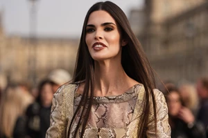 Έτσι φοράμε το ρουζ φέτος την άνοιξη | Το make up spring trend που δίνει χρώμα χωρίς να βαραίνει το πρόσωπο - εικόνα 2