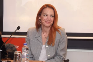 Η Στεφανία Γουλιώτη πόζαρε γυμνή σε εσωτερική πισίνα