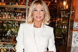 Η Φαίη Σκορδά μάς δείχνει το σαλόνι του σπιτιού της στη Φιλοθέη | Η λιτή διακόσμηση που επέλεξε - εικόνα 2