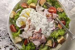 Γρήγορο γεύμα για το γραφείο | Εσύ ακόμη να δοκιμάσεις τη viral σαλάτα με τραγανό ρύζι;