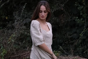 Μαρία Βοσκοπούλου | Με μποέμ chic φόρεμα στο "Περιβόλι στη Βάρη" - εικόνα 2