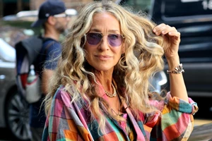 Αυτή είναι η πιο περίεργη fashion στιγμή του 2022 και έχει ως πρωταγωνίστρια την Carrie Bradshaw