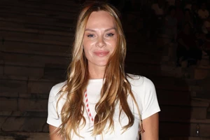 Η Υβόννη Μπόσνιακ μάς ξεναγεί στην πολυτελή κουζίνα της | Ολόλευκη με κρυφό φωτισμό - εικόνα 2