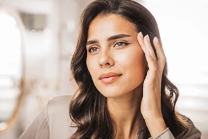 Scrub ή χημική απολέπιση; Μάθε τι χρειάζεται πραγματικά το πρόσωπό σου