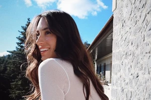 Στο στολισμένο σπίτι του Γιώργου Καράβα & της Ραφαέλας Ψαρρού στο Μαρούσι | Η εντυπωσιακή διακόσμηση και το ατύχημα - εικόνα 2