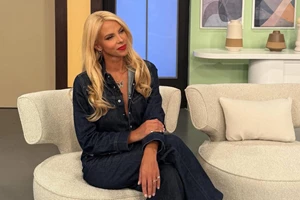 Επιστροφή στη φύση για την Τζένη Μελιτά | Μάζεψε καρύδια με τον σύζυγό της - εικόνα 4