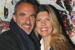 Η Μαρί Κωνσταντάτου με denim καμπάνα στο θέατρο δίπλα στον σύζυγό της